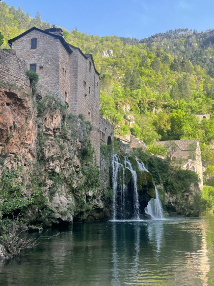 Cascade de Saint - Chély, vue de la plage