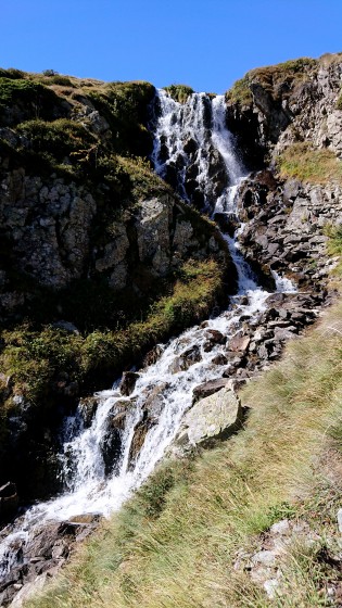 Cascade entre lac Roumassot et lac du Miey.