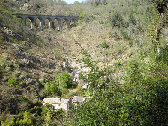Ce beau village avec son viaduc