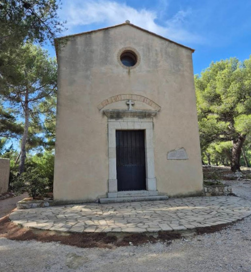 Chapelle de Port-Miou – Sentinelle de pierre entre mer et pins