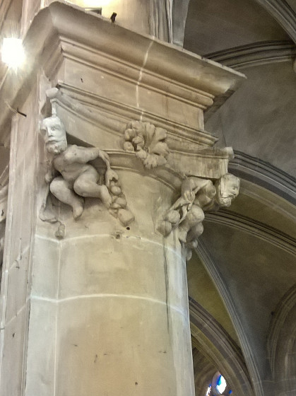 Chapiteau dans l'&eacute;glise d'Andr&eacute;sy