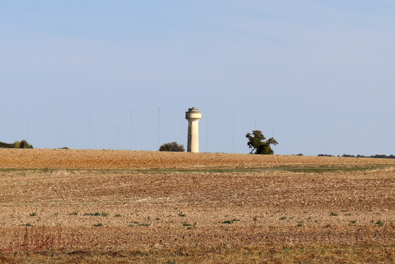 Château d\'eau de Douadic et les antennes de la base militaire de Rosnay