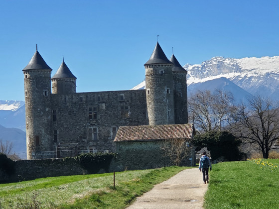 Ch&acirc;teau de Bon Repos avec en arri&egrave;re plan la belle cha&icirc;ne du Vercors