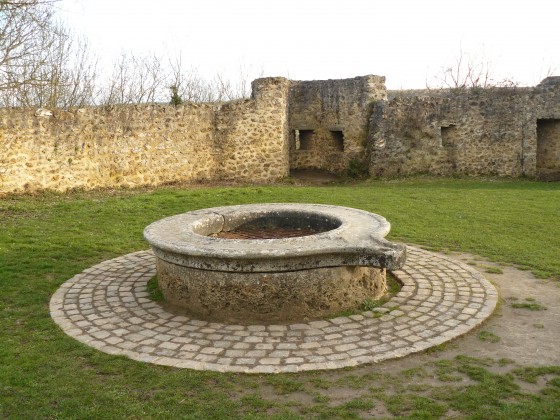 Chateau de la Madeleine. Le puits