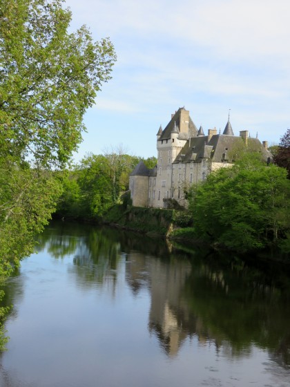 Château de la Tour vu du pont au dessus de la Creuse à Rivarennes