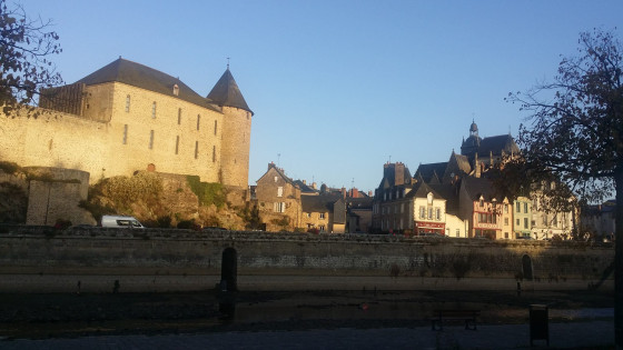 Château de Mayenne surplombant la Mayenne