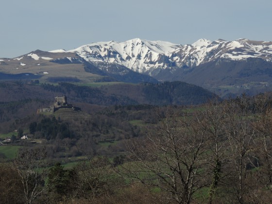 Château de Murol et massif du Sancy