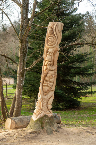 Tronc d\'arbre sculpté dans le parc du château de Rajat