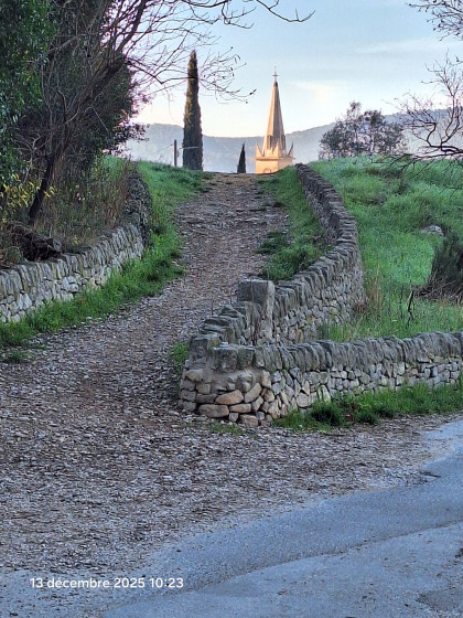 chemin d'acc&eacute;s &agrave; une ancienne aire de battage