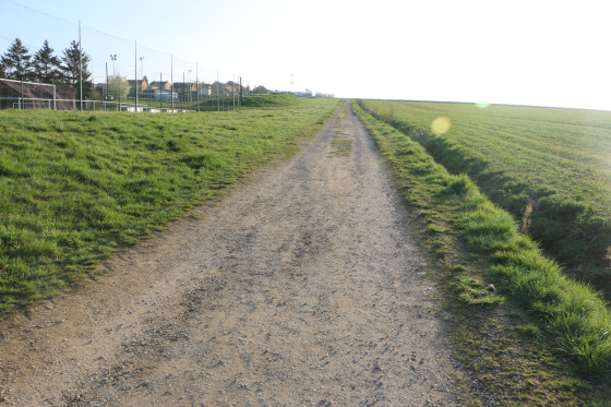 Chemin longeant le complexe sportif