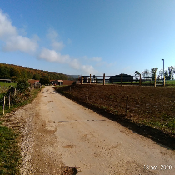 Chemin de la randonnée, passge à proximité du centre équestre du Moray.