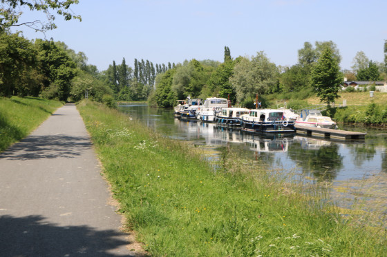 Chemin le long de la Halte Nautique