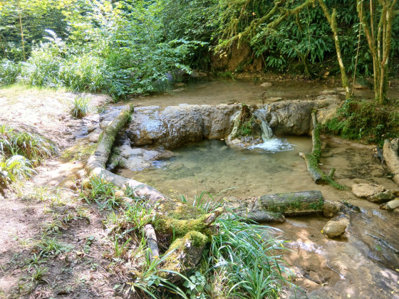 Chemin le long de la rivi&egrave;re
