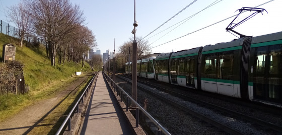 Chemin le long de la voie de Tram