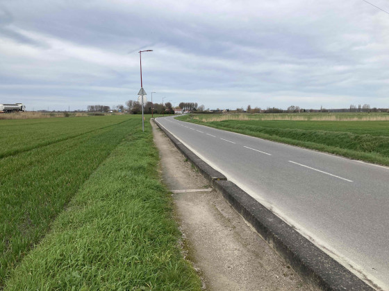 Chemin longeant la route des 7 planètes