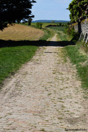 Chemin pavé