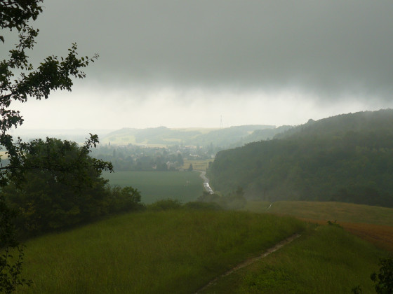 Chemin sous la pluie