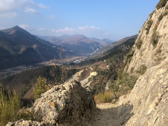 Chemin taillé dans la roche