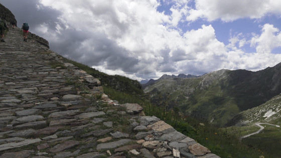 Chemin type voie romaine.