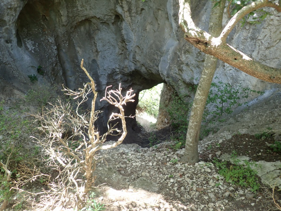 Cheminée taillée dans la roche , falaise lac du Peirou