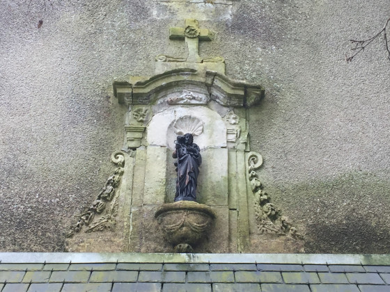 Christ dans une petite niche surmontée d\'une coquille Saint-Jacques