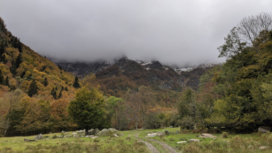 Cirque d\'Emnas sous le brouillard