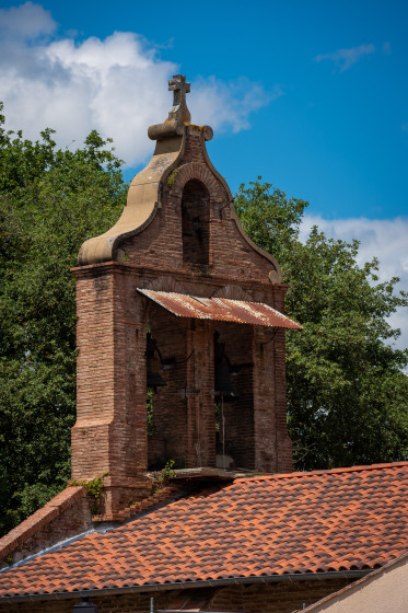 Clocher de l'église au départ