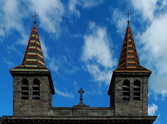 Clochers de la chapelle du Grand Séminaire couverts de tuiles polychromes