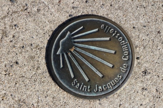 Clou Compostelle sur le sol