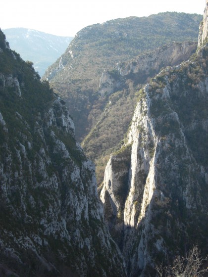 clue, l\'entaille profonde vue du chemin