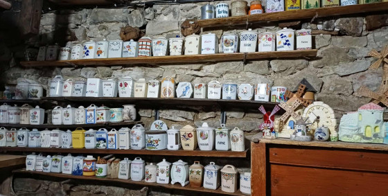 Collection de pots de farine du Moulin de Neylis