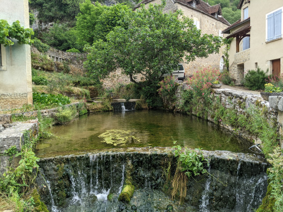 COrn - La grande source au centre du village