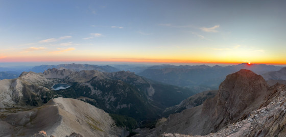 Panorama du coucher de soleil au sommet du Mont Pelat