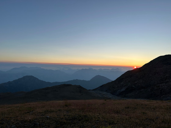 Coucher de soleil depuis les montagnes autour de la cabane des parisiens