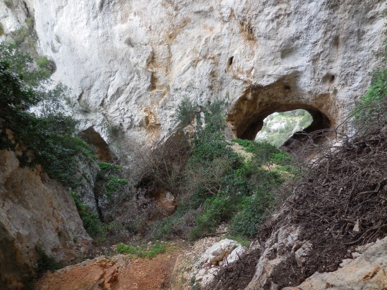Cour intérieure des grottes du Château du diable