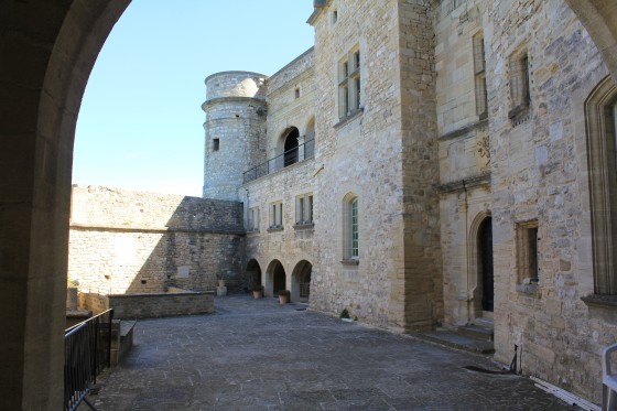 Cour intérieure du château du Barroux