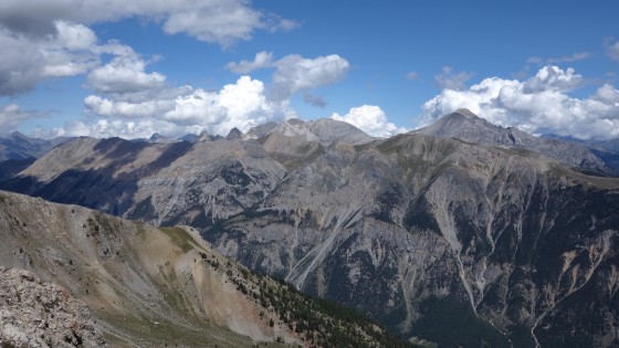 Crête de Pécé et du Chalvet, et derrière Pointes des Grands Becs, des Rochers Charniers et des Trois Scies, Mont Chaberton