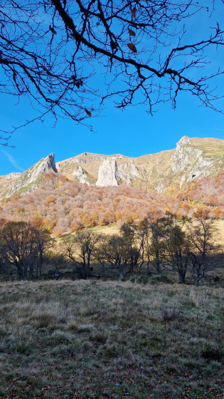 Crête du coq, cornes du diable et dent de la Rancune au creu de la vallee de Chaudefour