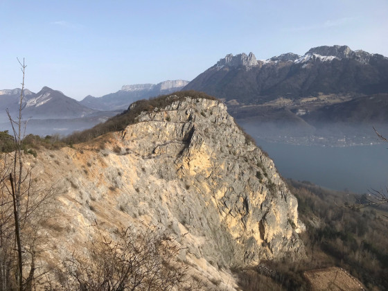 Crête du Taillefer - les carrières  En fond : Parmelan et Dents de Lanfon