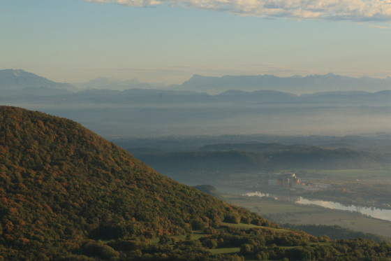 Creys Malville, la Chartreuse &agrave; gauche, le Vercors &agrave; droite