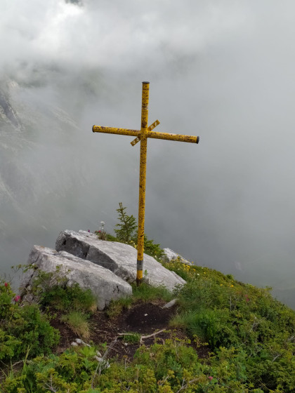 Croix au sommet de l\'antécime de la pointe d\'Arvoin.
