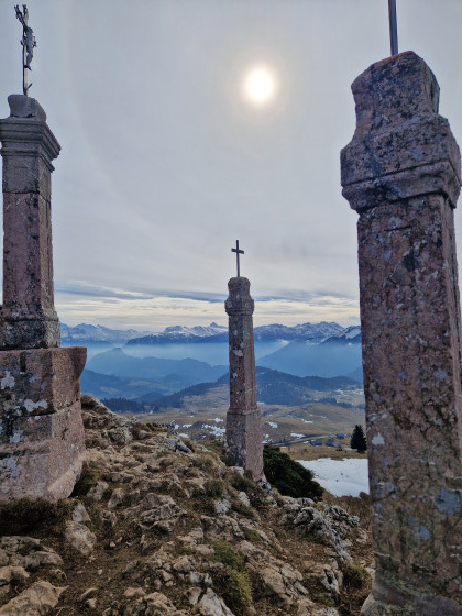 Croix au sommet de la pointe de Miribel