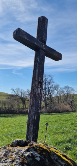 Croix avec vierge nichée