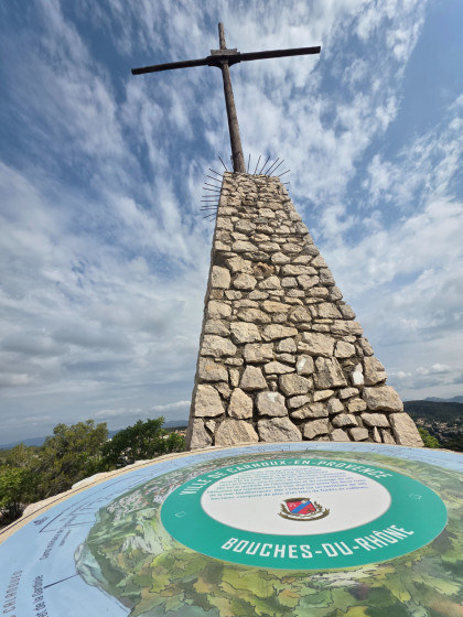 Croix De Carnoux Et Sa Table D'orientation