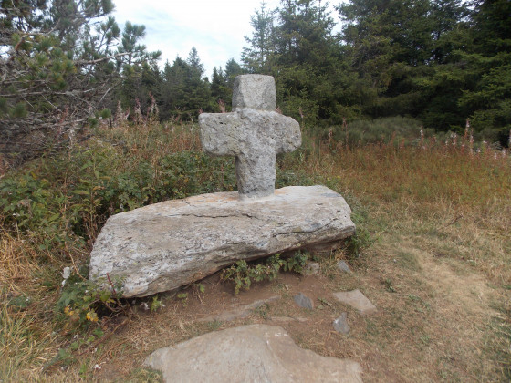 Croix de pierre sur le GR40