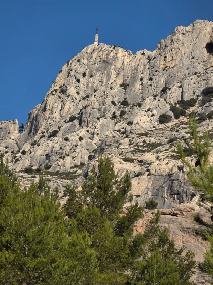 Croix de Provence vue d'en bas