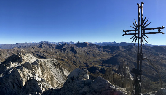 Croix érigée par les troupes de montagne à la mémoire de l\'un des leurs