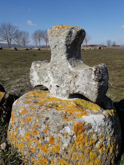 Croix en basalte