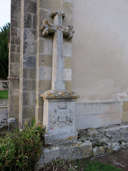 Croix pr&egrave;s de l'&eacute;glise de Saint-Lactencin
