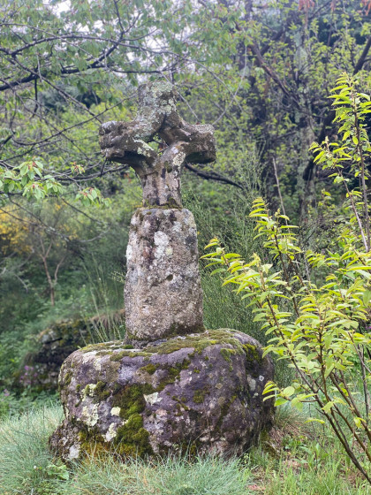 Croix trouée en grès sculpté.